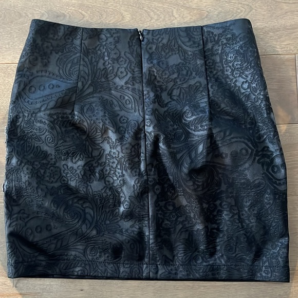 Skirt small size perfect condition , excellent choice for Christmas party - Picture 2 of 2